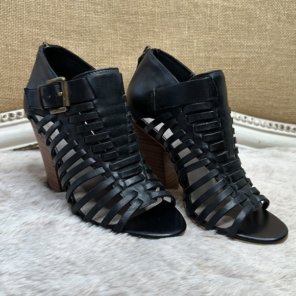 Hinge | Black Leather Woven Sandals with Stacked Heels - Picture 5 of 13